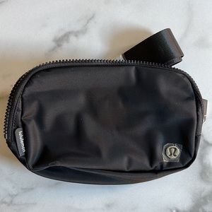 Lululemon Everywhere belt bag